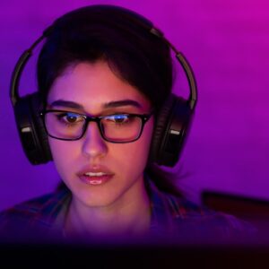 gameuse qui regarde des vidéos de tests de PC gamer reconditionné sur Youtube