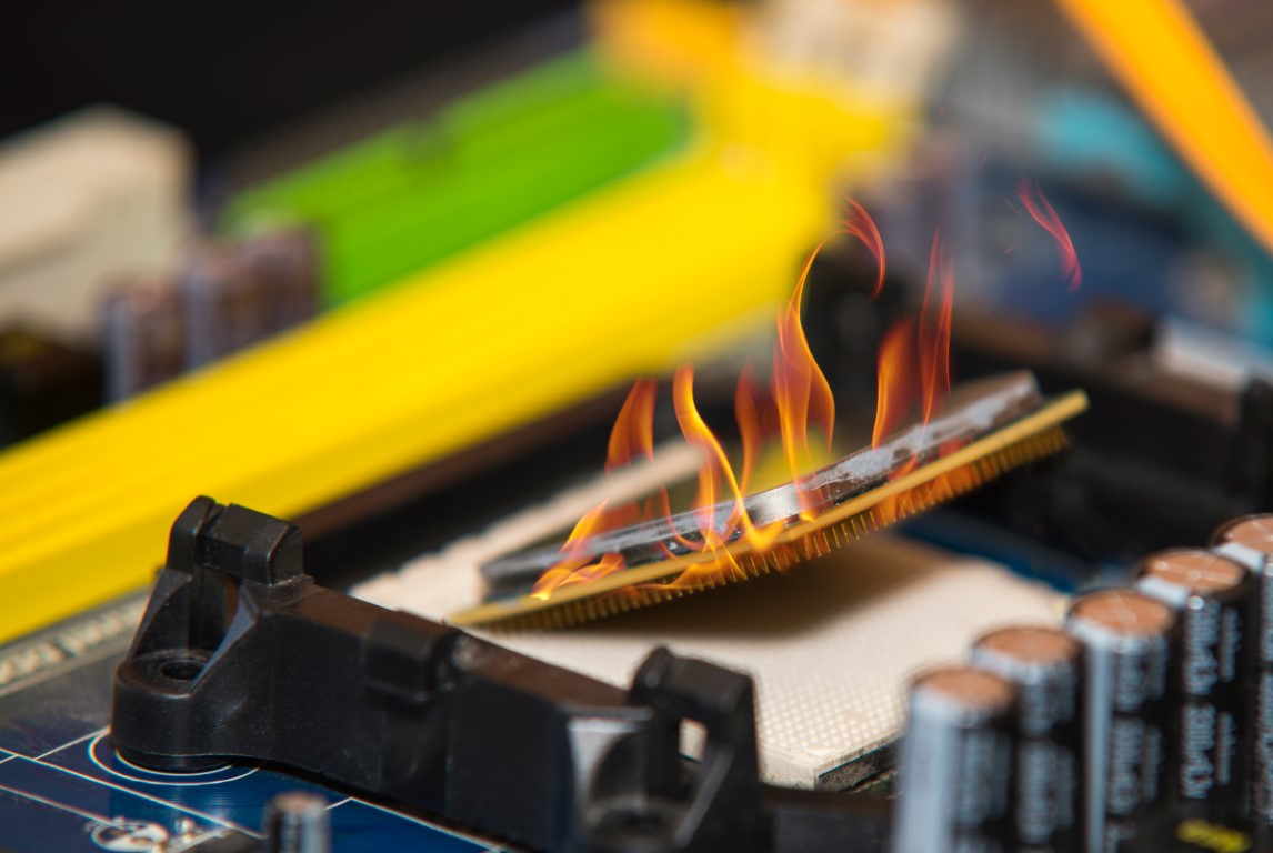 Processeur en feu sur une carte mère de PC surchauffe