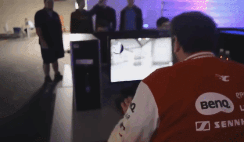 Gaming Paradise 2015, un joueur devant un PC HP Compaq 8000 series